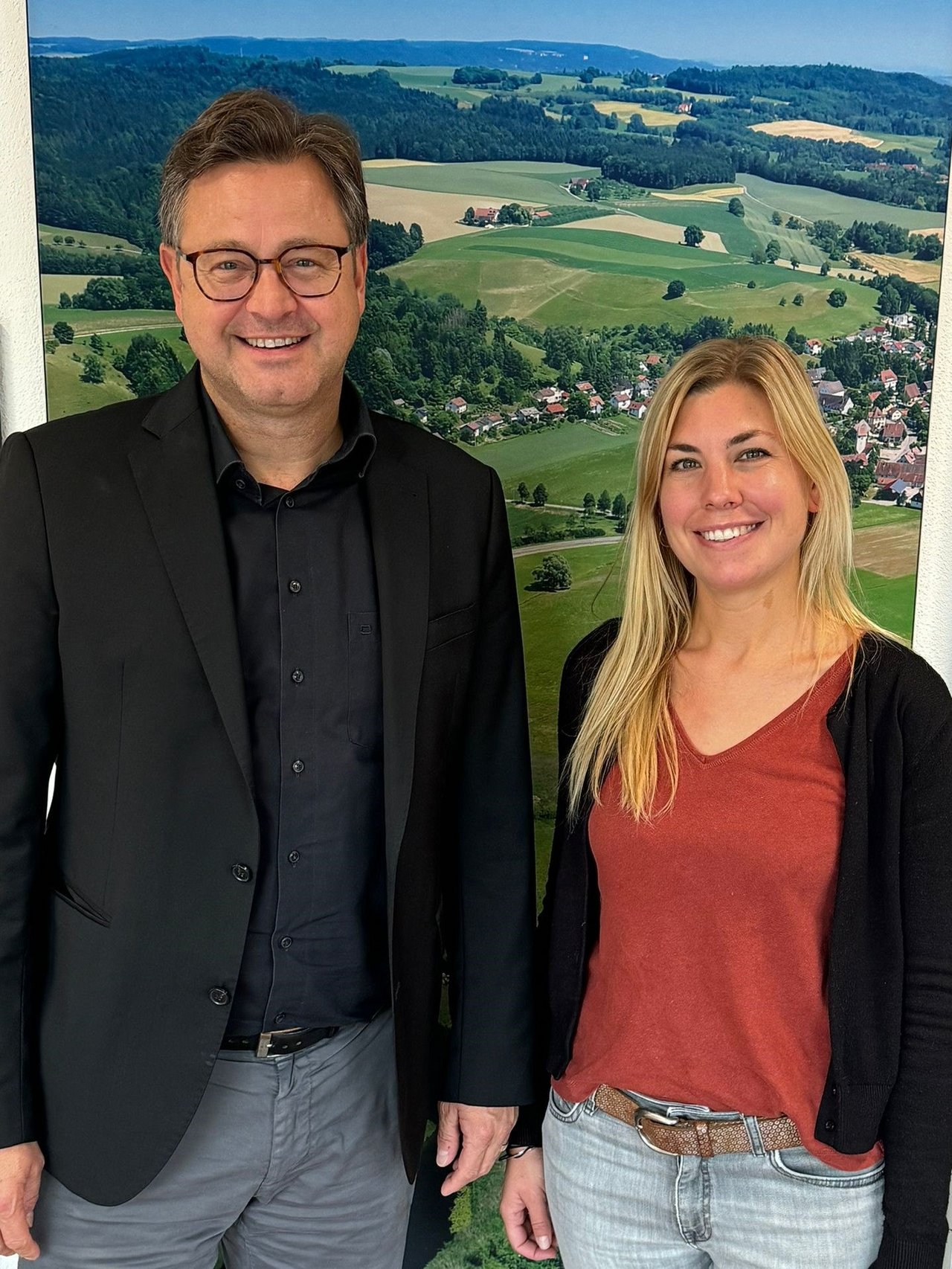 Bürgermeister Henrik Wengert und Simone Knöbl beim Begrüßungsgespräch im Rathaus in Owingen