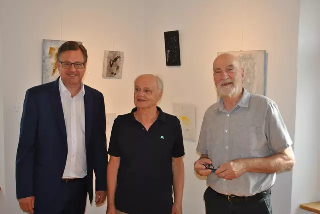 Bürgermeister Henrik Wengert mit Künstler René Damen und Laudator Günter Graf