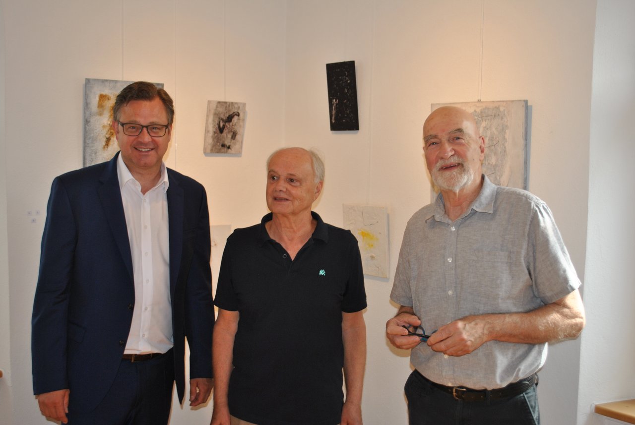 bei der Vernissage: Bürgermeister Henrik Wengert, Künstler René Damen und Laudator Günter Graf in der Galerie