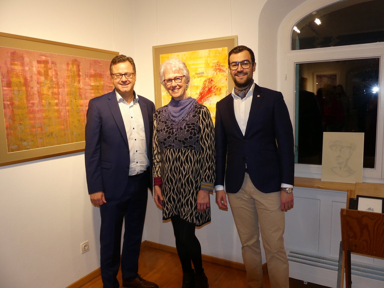 bei der Vernissage: Bürgermeister Henrik Wengert mit Künstlerin Jeannette Cord und Laudator Amadeus Graupner in der Galerie