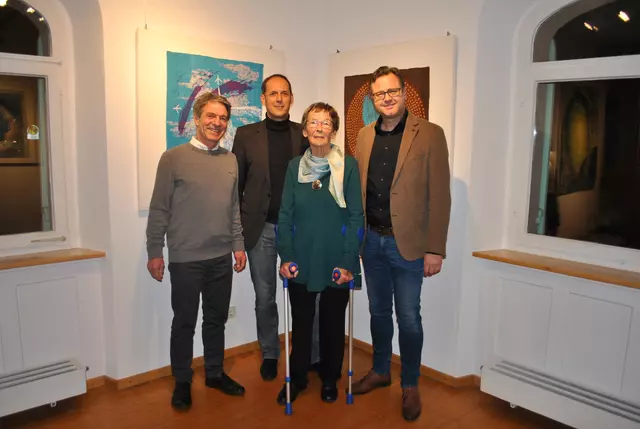 Musiker Wolfgang Meyer, Laudator Steffen Rooschüz, Künstlerin Inge Klawiter und Bürgermeister Henrik Wengert