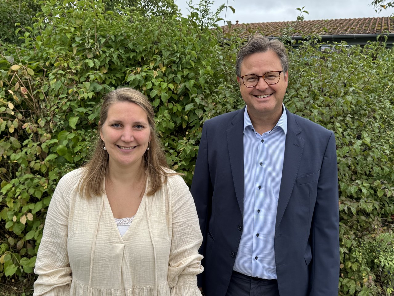 Bürgermeister Henrik Wengert begrüßte Anna-Lena Feige vor dem Kinderhaus St. Nikolaus.