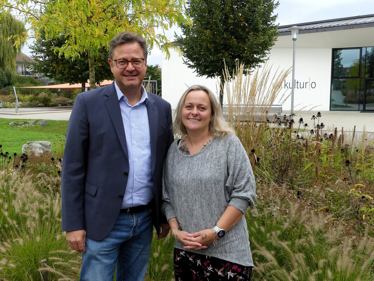 Nicole Baumgardt und Bürgermeister Henrik Wengert