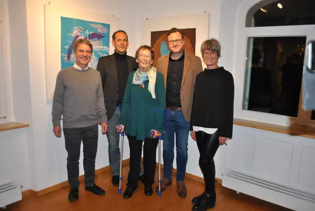 Musiker Wolfgang Meyer, Laudator Steffen Rooschüz, Künstlerin Inge Klawiter, Bürgermeister Henrik Wengert und Claudia Siber