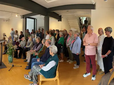 Viele Gäste in der Rathaus Galerie bei der Vernissage zur Ausstellung von Klaus Hilsenbek