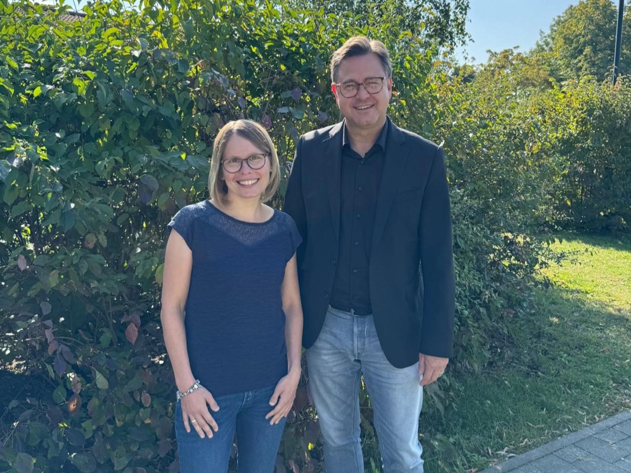 Bei bestem Wetter begrüßte Bürgermeister Henrik Wengert die seit Anfang Juli im Kindergarten billabü angestellte Erzieherin Nina Schulz 